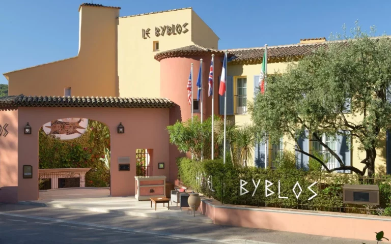 BYBLOS_Entrée Hotel St Tropez